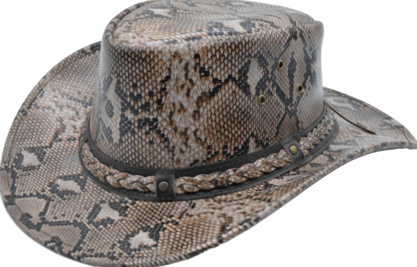 Topi Cowboy dengan Motif Kulit Ular atau Reptil